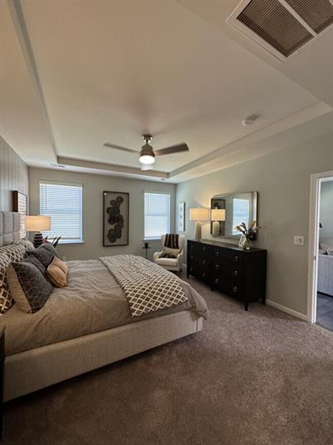 Foto del edificio - New 4/2.5 Townhome Near Lake Conestee and ...