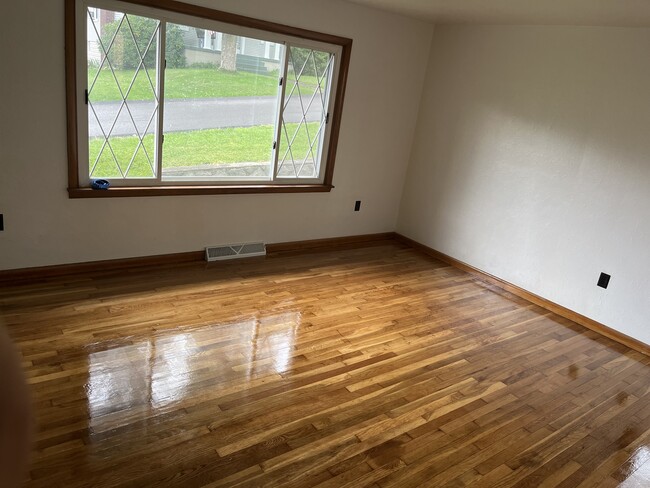 Living room - 1041 Westview Dr