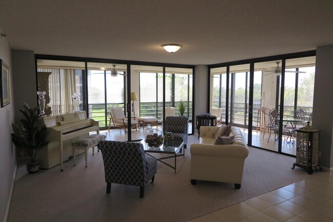 Foto del edificio - 7578 Regency Lake Dr