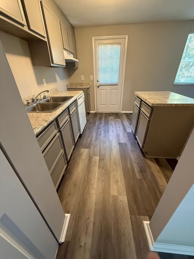 Building Photo - 2511 Camellia Dr