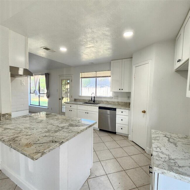 Foto del edificio - 8826 Lakeside Forest Dr