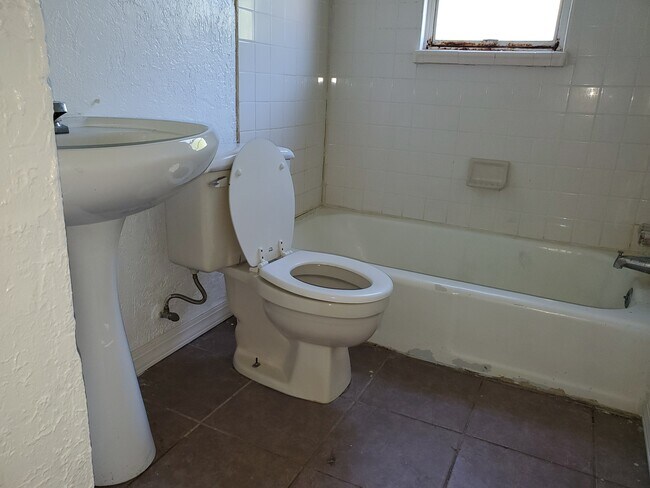 Building Photo - 1321 NW Taft Ave