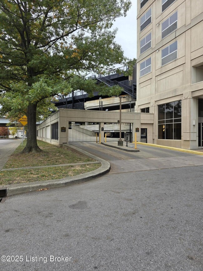 Building Photo - 1 Riverpointe Plaza