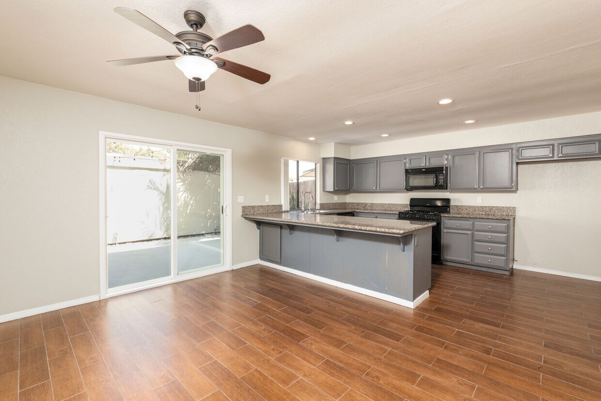 Primary Photo - 4 Bedroom Townhome in Carlsbad's Tanglewoo...
