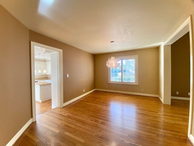 Foto del edificio - Spacious 5-bedroom Home Located in Niles Neighborhood of Fremont!