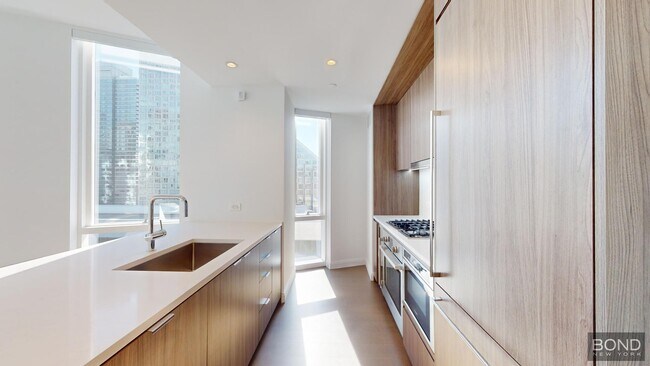 Building Photo - 675 W 59th St