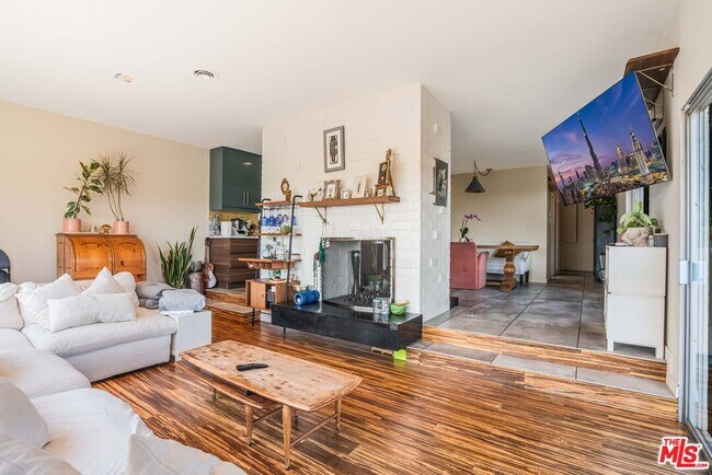 Foto del edificio - 704 Blossom Ln