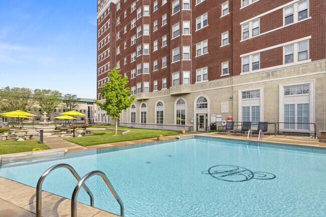 Piscina al aire libre - The Marott Apartments