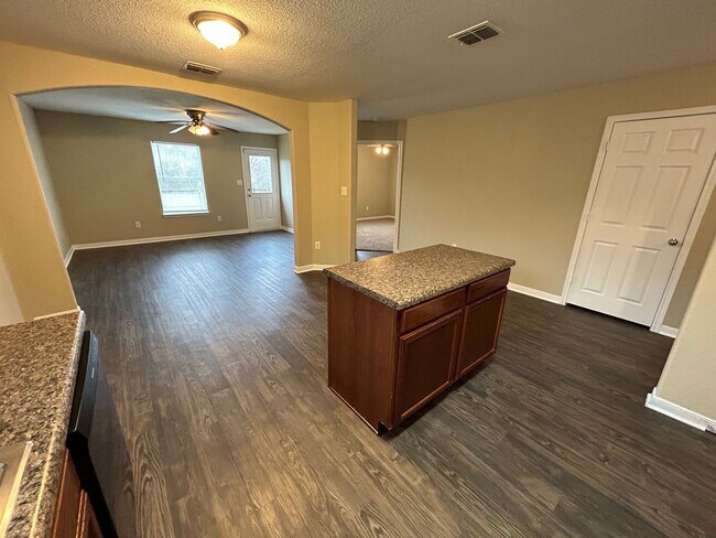 Foto del edificio - Beautiful 3 Bedroom / 2 Bath Home Near Lac...