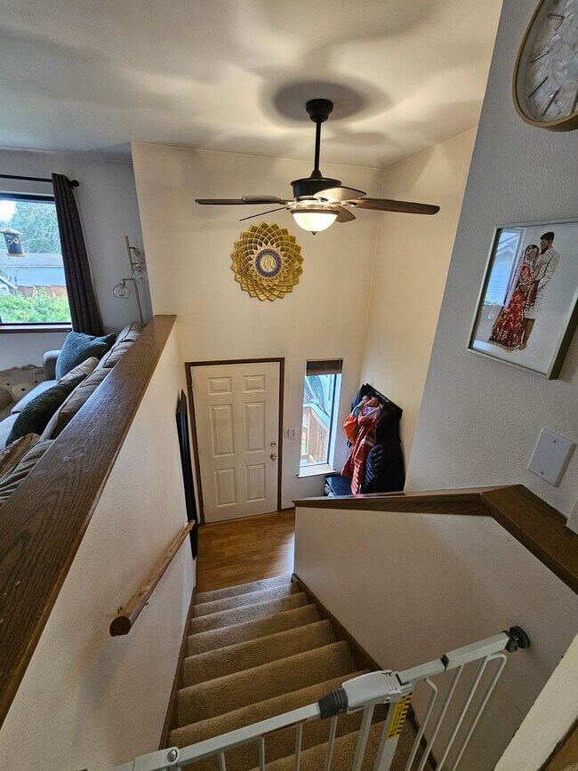 Building Photo - Beautiful 3 bedroom family home in a nice,...