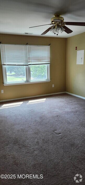 Building Photo - 19 Scotch Pine Dr