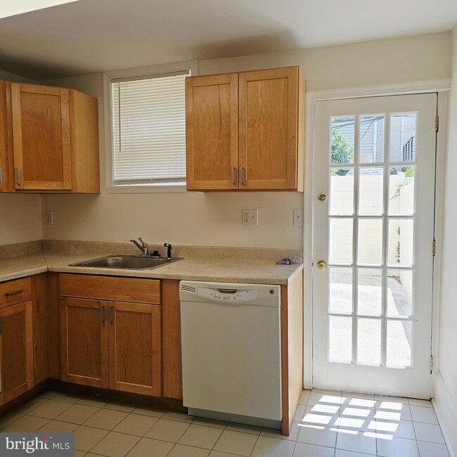 Building Photo - 1816 Montrose St