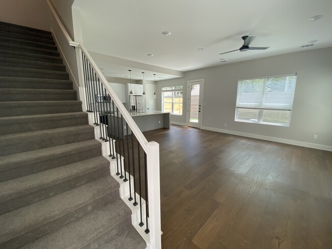 Living dining kitchen - 266 Estates Cir