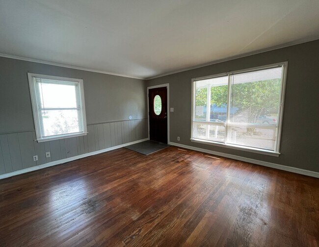 Building Photo - 3 bedroom near I-244