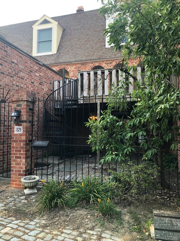 Private gated courtyard, spiral staircase to 2nd floor deck - 1329 Richards Aly