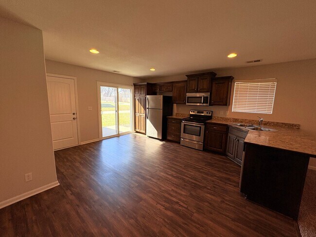 Foto del edificio - 2 Bed | 2 Bath | 2 Car Garage Single Level Home in Raymore w/ Move In Special