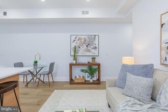 Building Photo - 1012 17th Pl NE