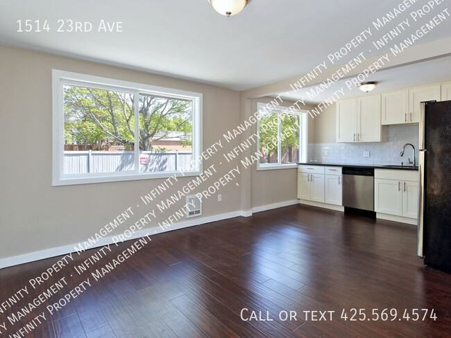 Building Photo - Renovated 3 Bedroom Duplex Central District!