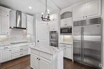 Building Photo - 6601 Mediterranean Dr