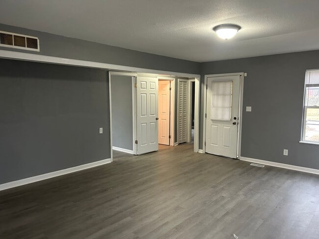 Building Photo - 3 Bedroom House