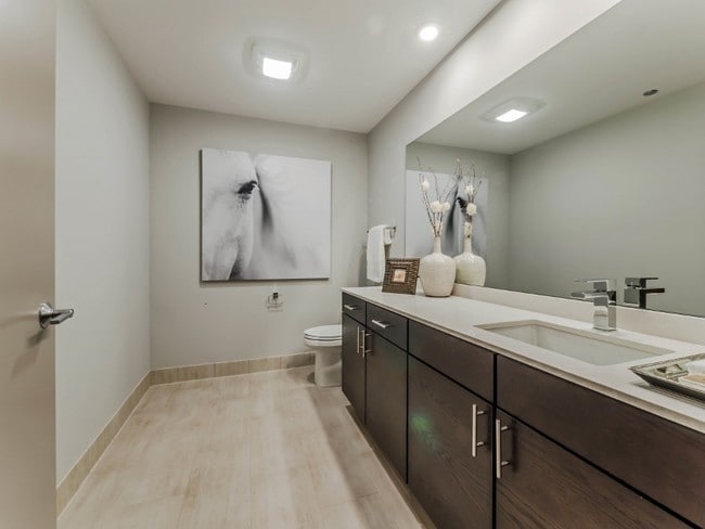 Building Photo - Lofts At River East