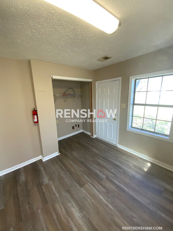 Building Photo - 212 Parks Dr