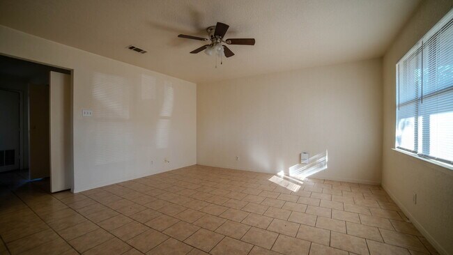 Building Photo - Spacious 2-Bedroom Apartment – Prime Location Near Shopping & Fort Hood