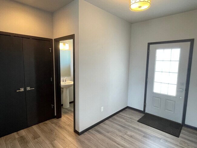 Foto del edificio - 869 Yellowwood Pl