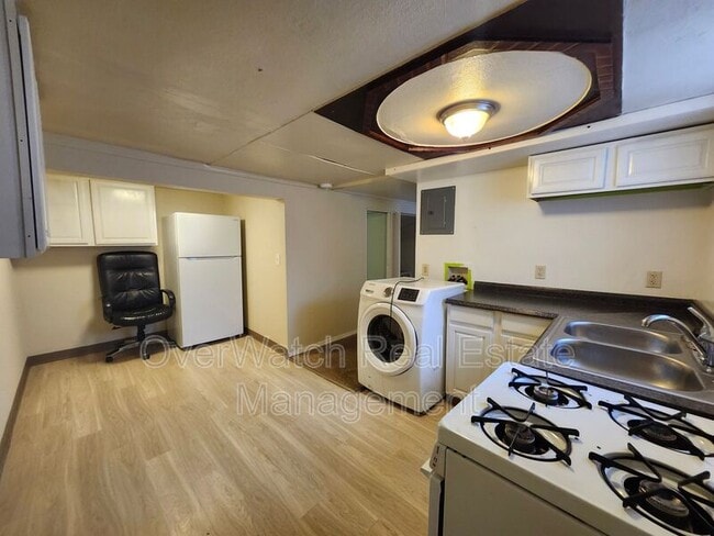 Building Photo - 1550 Medfra St