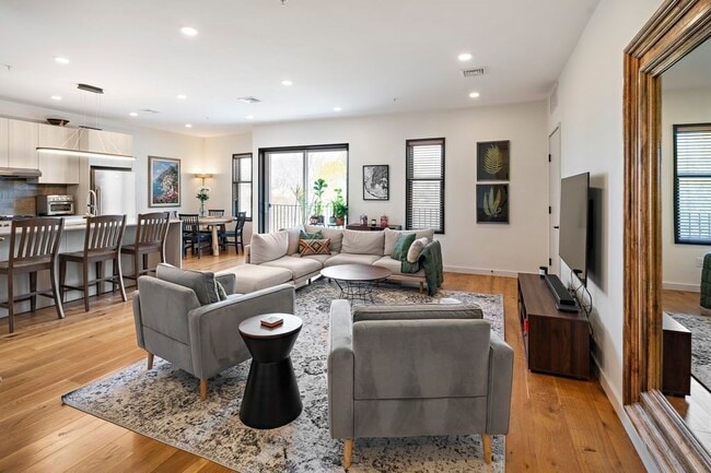 Building Photo - 211 Condor St