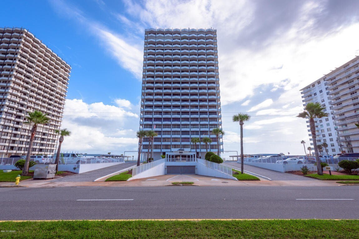 Foto principal - Ocean Front Remodeled Condo in Daytona Beach!