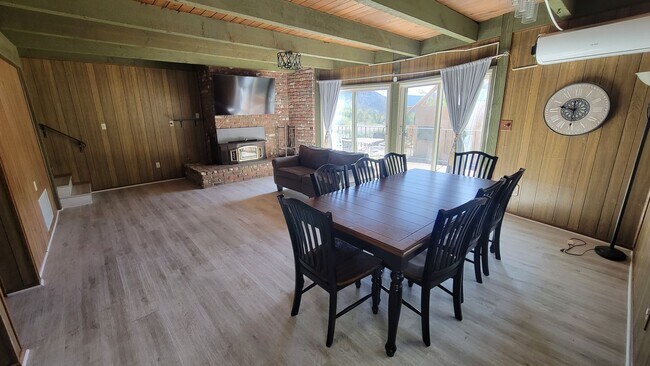 Building Photo - 4 Bedroom Mountain Home Close to Town!
