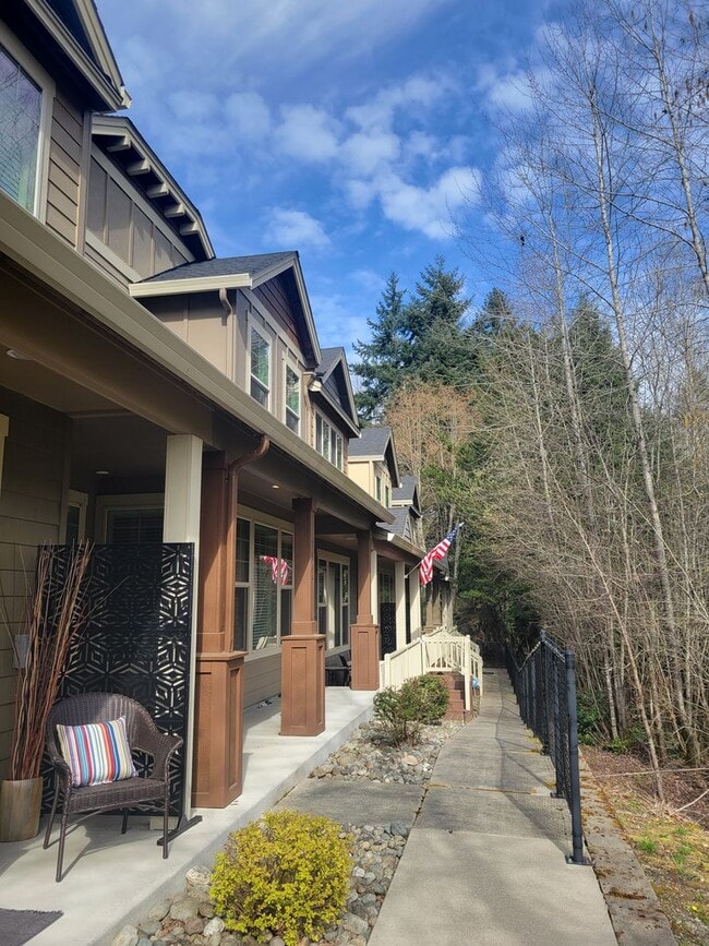 Building Photo - Beautiful Townhome in perfect location, only minutes from I-5