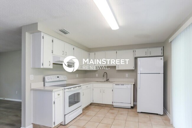 Building Photo - 3 Bedroom Pet-Friendly Home in VALRICO, FL with Main Street Renewal