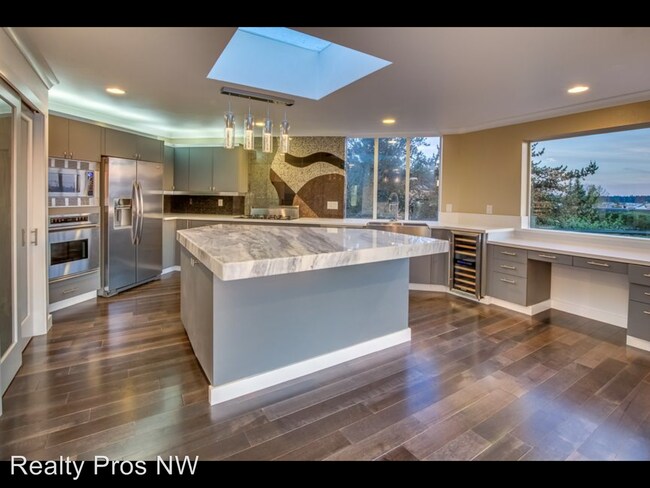 Foto del edificio - 4 br, 2.5 bath House - 915 1st St S