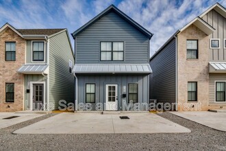 Building Photo - 610 W 2nd St