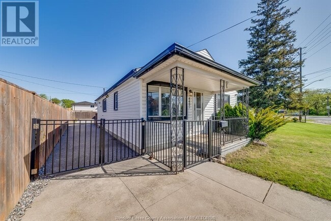 Building Photo - 4482 Grand Marais Rd E