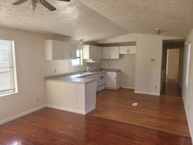 Foto del edificio - 716 N Houston Lake Blvd