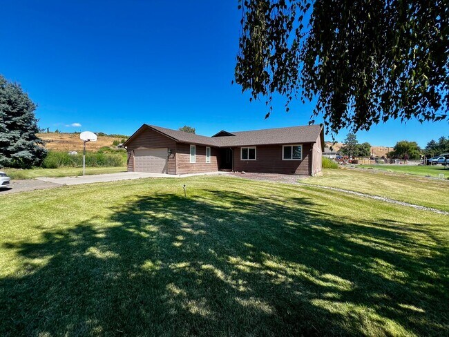 Foto del edificio - Non-Refundable & Security Deposit Total: $...