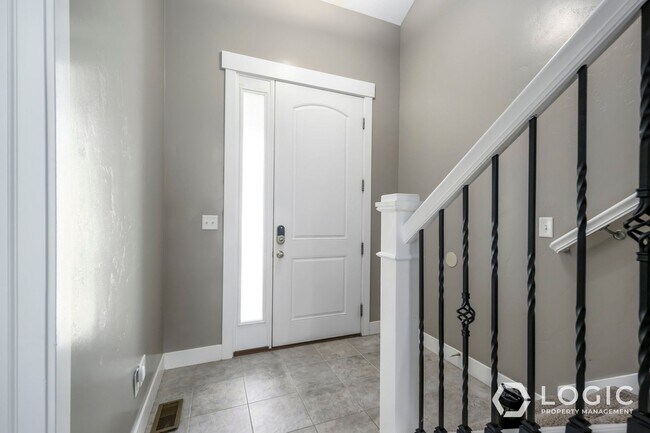 Foto del edificio - Stunning Row End Townhome In Prime Location!