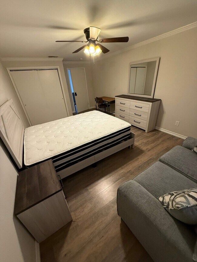 Foto del edificio - 4511 Spencer Dr