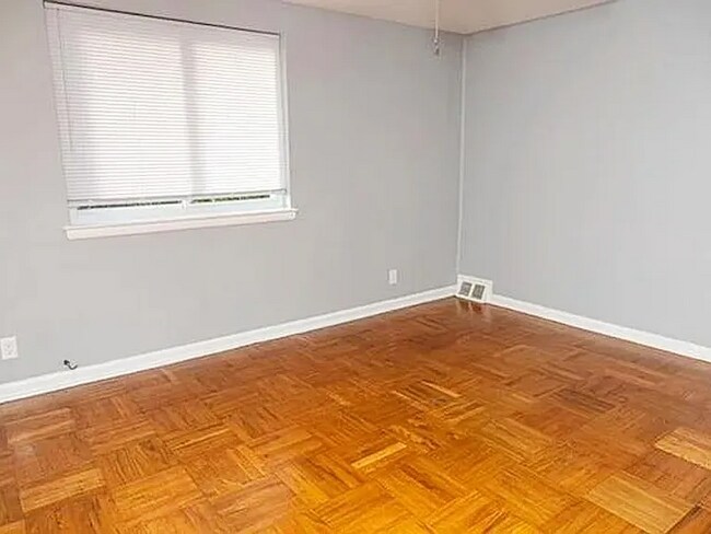 Building Photo - This 3-Bedroom/1-Bathroom Townhome