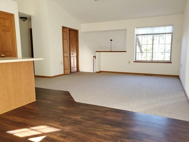 Foto del edificio - 5707 Lake Edge Rd