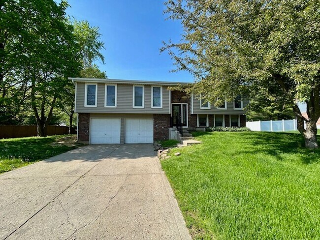 Building Photo - Welcome Home to This Beautifully Maintaine...