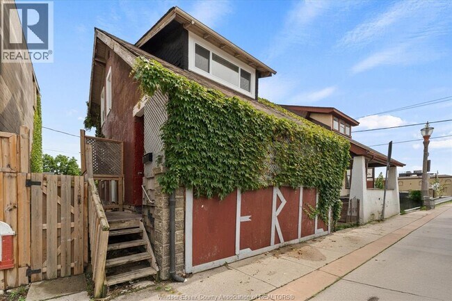 Building Photo - 963 Erie St E