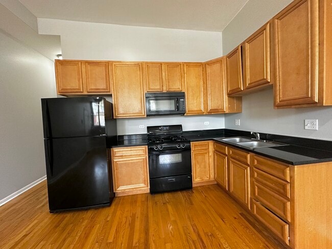 Foto del edificio - 2438 N Laramie Ave