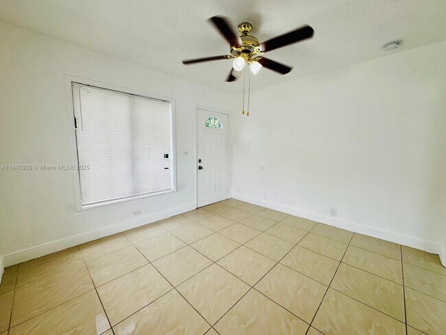 Foto del edificio - 1060 NW 116th St