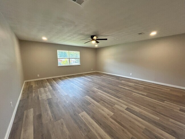 Foto del edificio - 210 Sanders Ave
