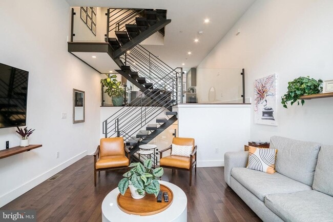 Building Photo - HUGE BRIGHT HOME 3 bed 2 full 2 half PRIVA...