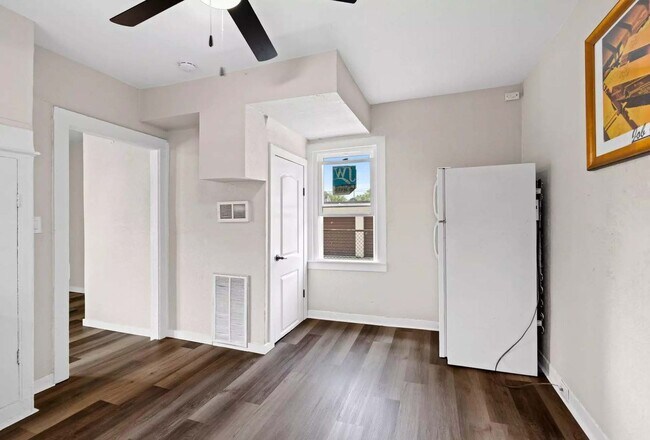 Foto del edificio - For Rent: Cozy and Adorable 2-Bedroom / 1-...